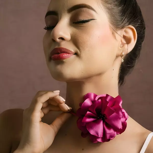 Choker Detalles En Flor Fucsia Intenso