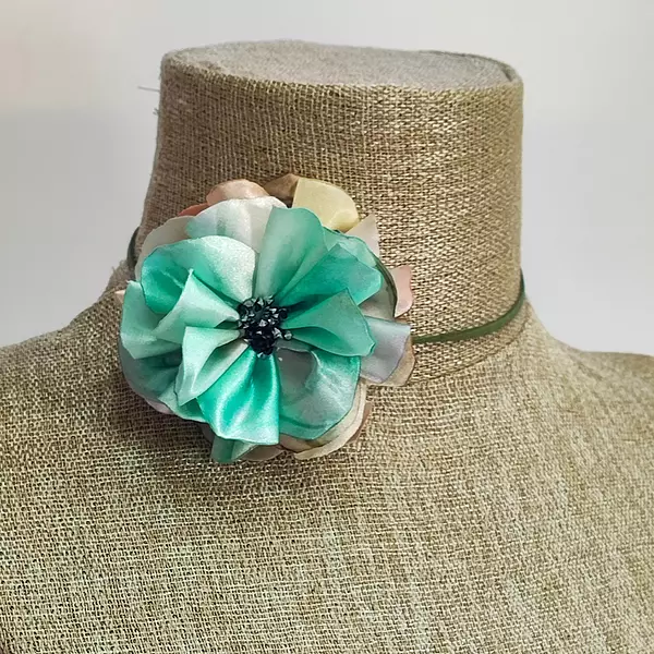 Choker Detalles En Flor Aguamarina